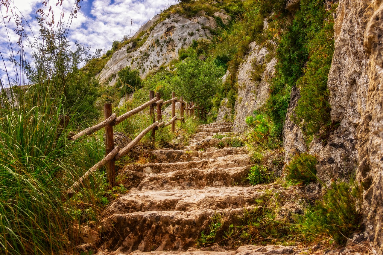 最新情侶深山探險(xiǎn)挑戰(zhàn)神秘浪漫之旅圖文記錄