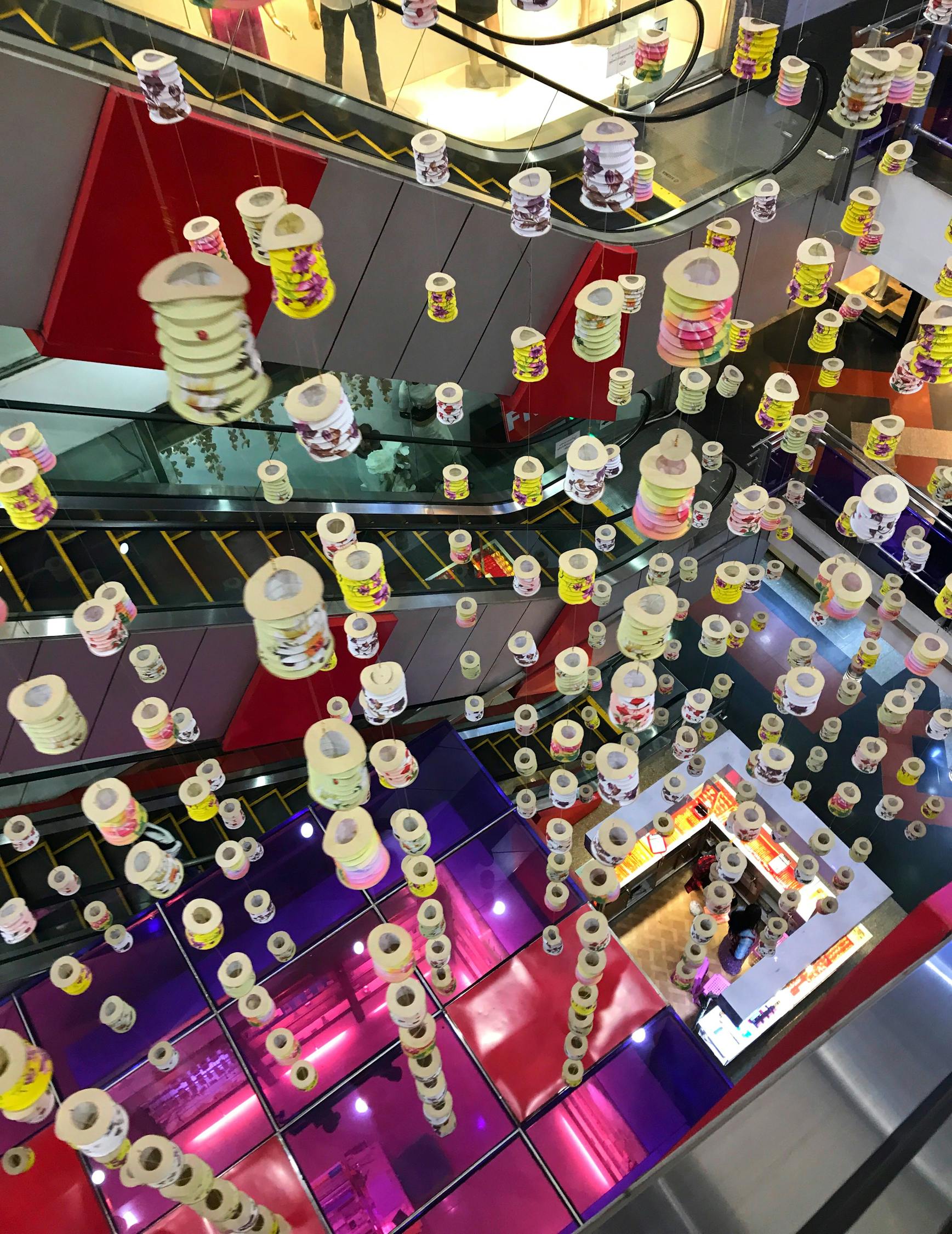 色彩世界中的純真與樂趣，小孩動(dòng)漫圖片欣賞